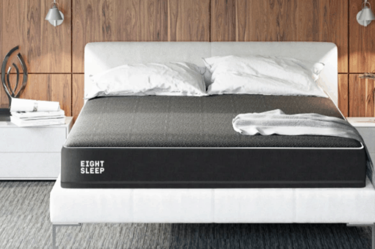 graue Eight Sleep Matratze in modernem Schlafzimmer in hellem Ambiente