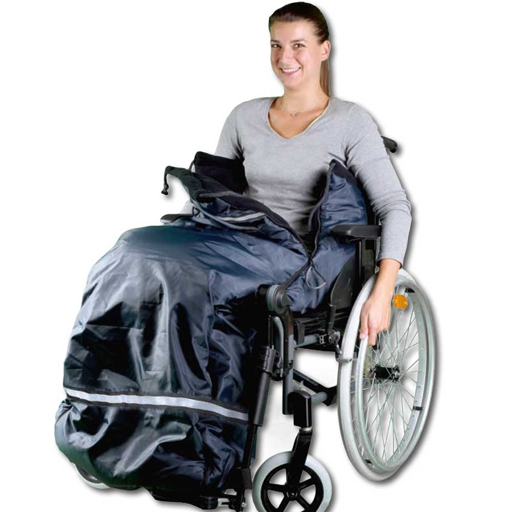 Frau sitzt im Rollstuhl mit Regenschutz über den Beinen
