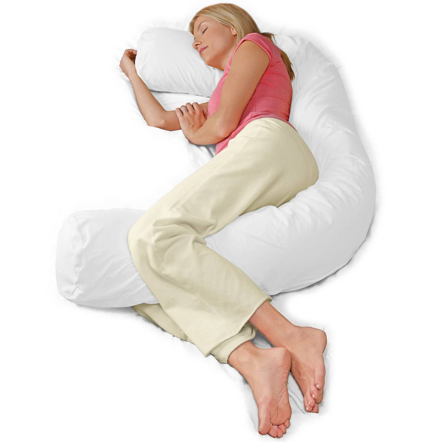 Frau liegt mit großem Kissen umschlungen im Bett