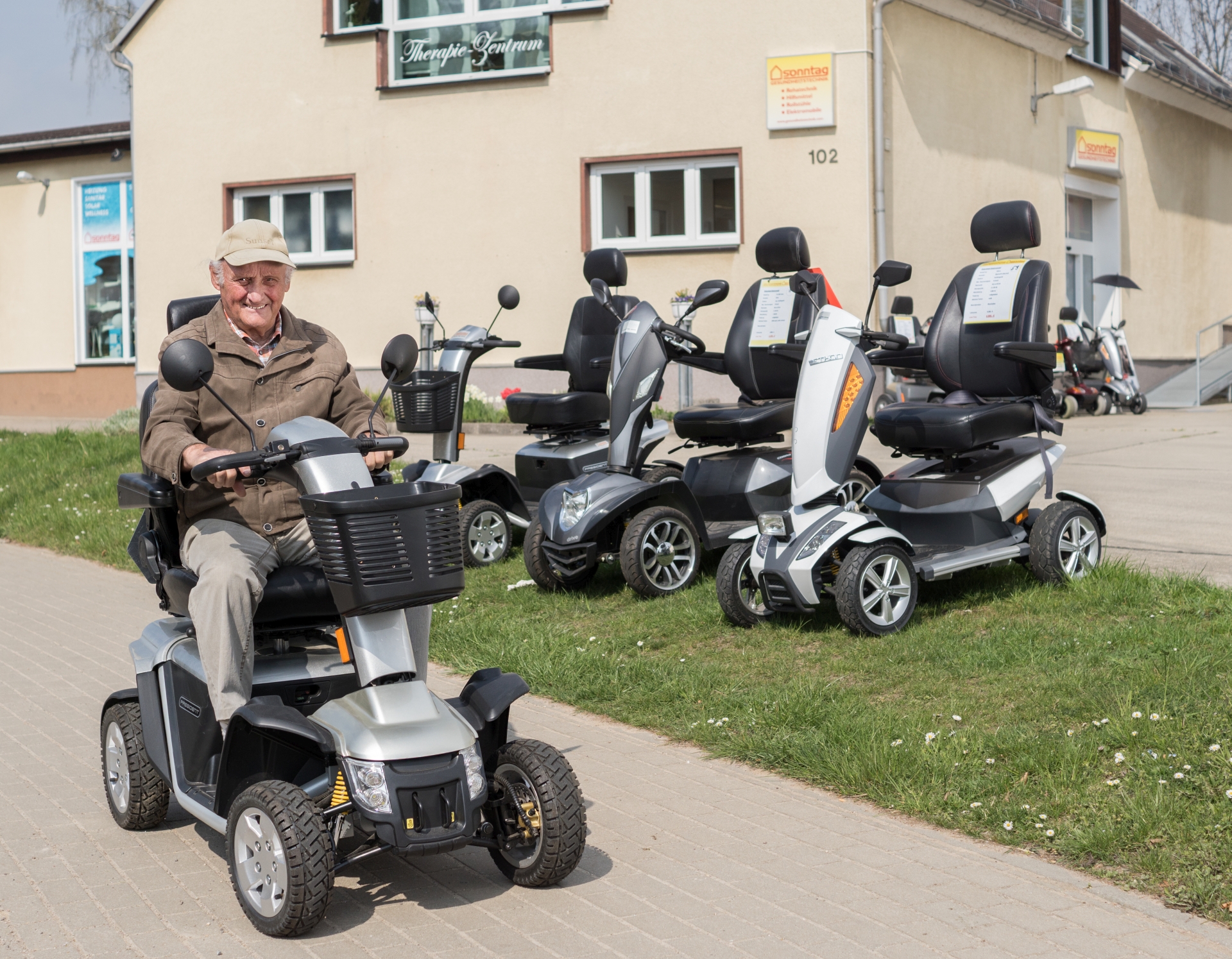 Mann im Elektro-Rollstuhl vor dem Sanitätshaus Sonntag in Glauchau