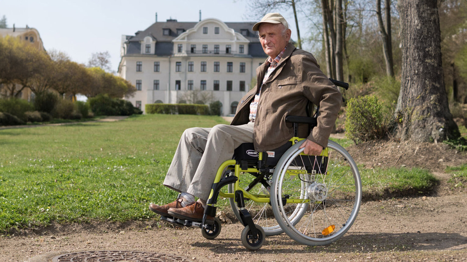 Älterer Herr im Rollstuhl